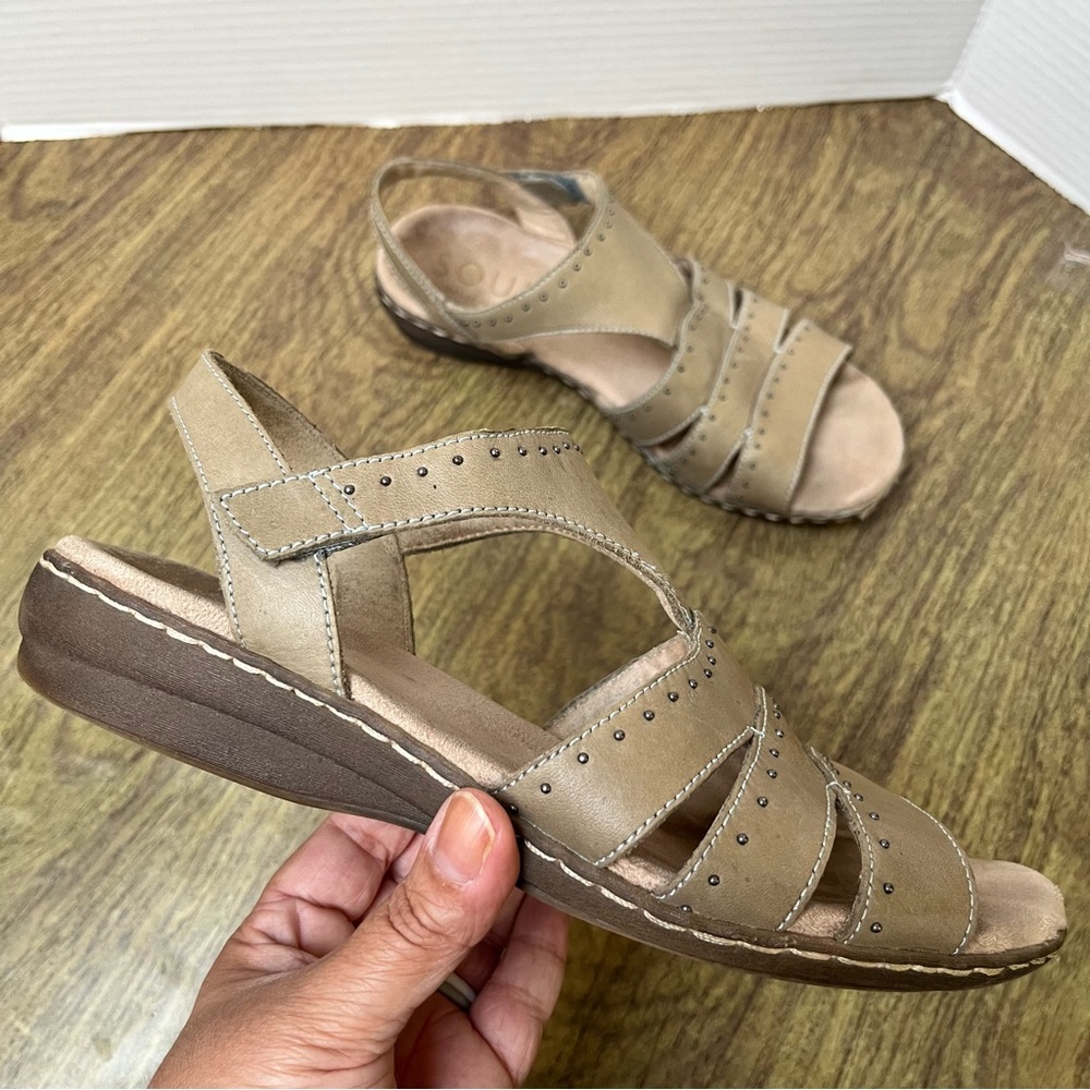 SOUL Naturalizer Beacon Studded Tan Beige Leather Sandals Size 8